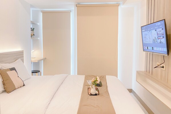 Desk, free WiFi - Cozy Living Apartment Studio At Tokyo Riverside Pik 2 (Teluknaga)