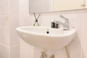 Deluxe Studio | Bathroom | Shower, towels - Cozy Living Apartment Studio At Tokyo Riverside Pik 2 (Teluknaga)