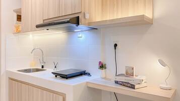 Deluxe Studio | Private kitchen | Full-sized fridge, stovetop