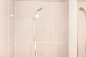 Deluxe Studio | Bathroom | Shower, towels