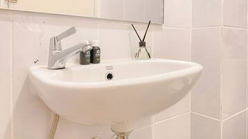 Deluxe Studio | Bathroom | Shower, towels