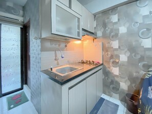Deluxe-Apartment | Eigene Küche | Großer Kühlschrank, Herdplatte, Esstisch