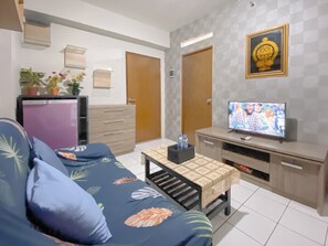 Deluxe Apartment | Living area - The Nifty Nook 2Br At Gateway Ahmad Yani Cicadas Apartment (Bandung)