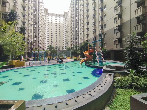 Outdoor pool - The Nifty Nook 2Br At Gateway Ahmad Yani Cicadas Apartment (Bandung)