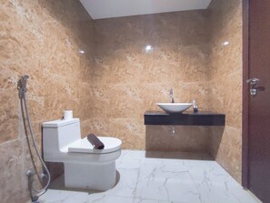 Deluxe-lejlighed | Badeværelse | Bruser, håndklæder