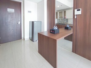 Deluxe Apartment | Private kitchen | Full-size fridge, stovetop, dining tables