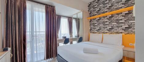 Deluxe Studio | Desk, free WiFi