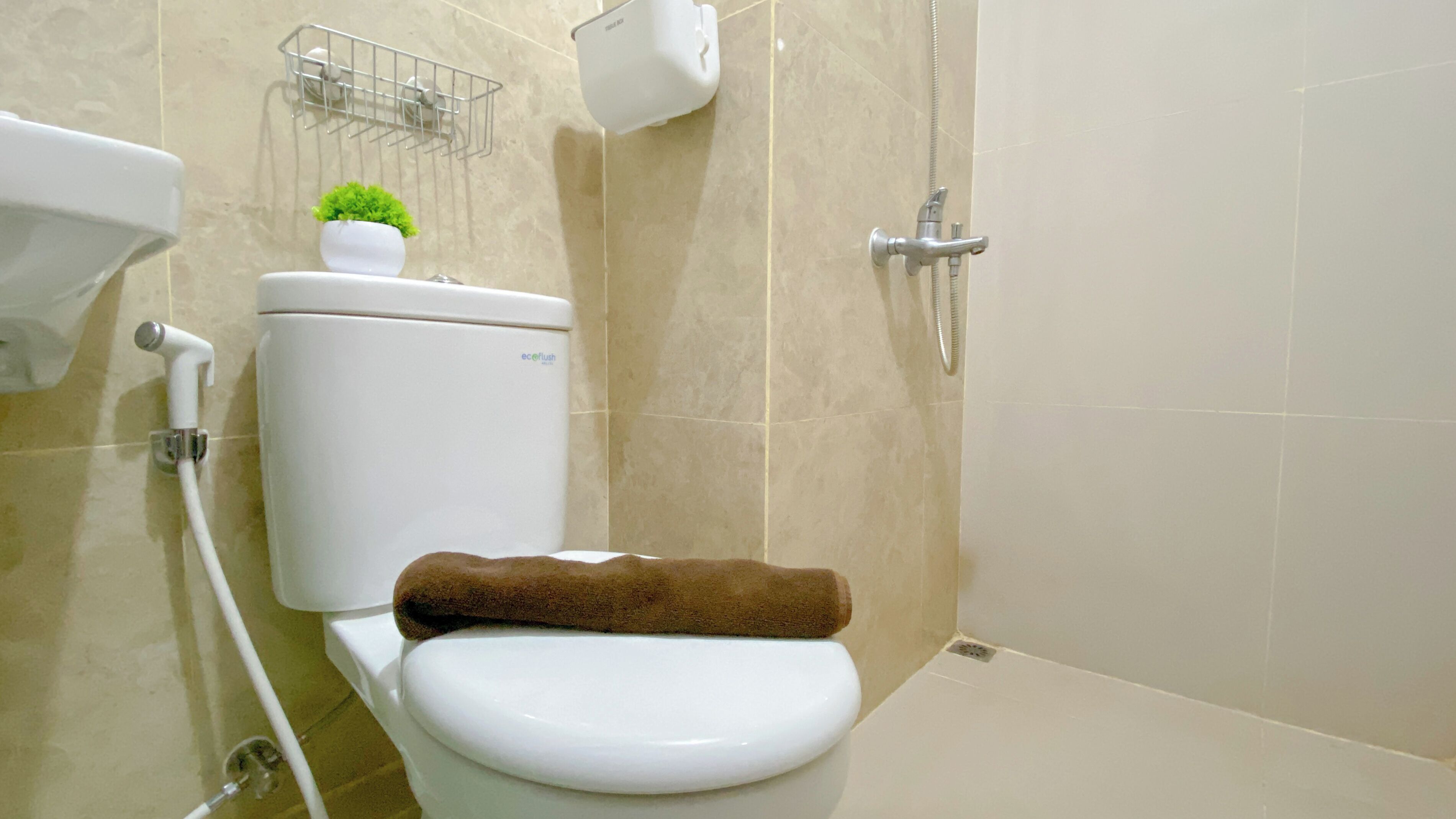 Une salle de bain avec des toilettes, une douche et un lavabo.