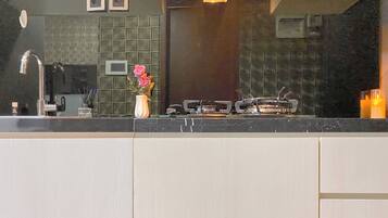 Estudio Deluxe | Cocina privada | Frigorífico grande y placa de cocina