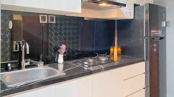 Estudio Deluxe | Cocina privada | Frigorífico grande y placa de cocina