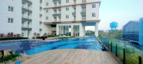 Homey Studio With Easy Pool Access Apartment At Suncity Residence