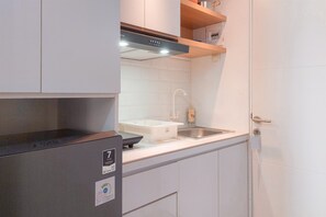 Deluxe Studio | Private kitchen | Fridge, stovetop - Good Place Studio At Urbantown Serpong Apartment (South Tangerang)