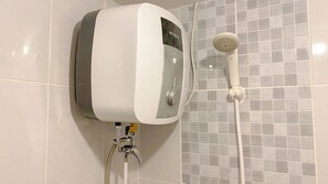 Deluxe Apartment | Bathroom | Shower, towels