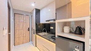 Deluxe Studio | Private kitchen | Full-size fridge, stovetop - The Luxury Studio At Delft Ciputra Makassar Apartment (Makassar)