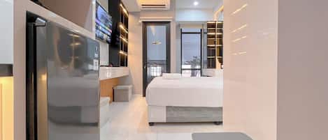 Deluxe Studio | Private kitchen | Full-size fridge, stovetop