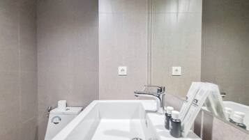 Deluxe Studio | Bathroom