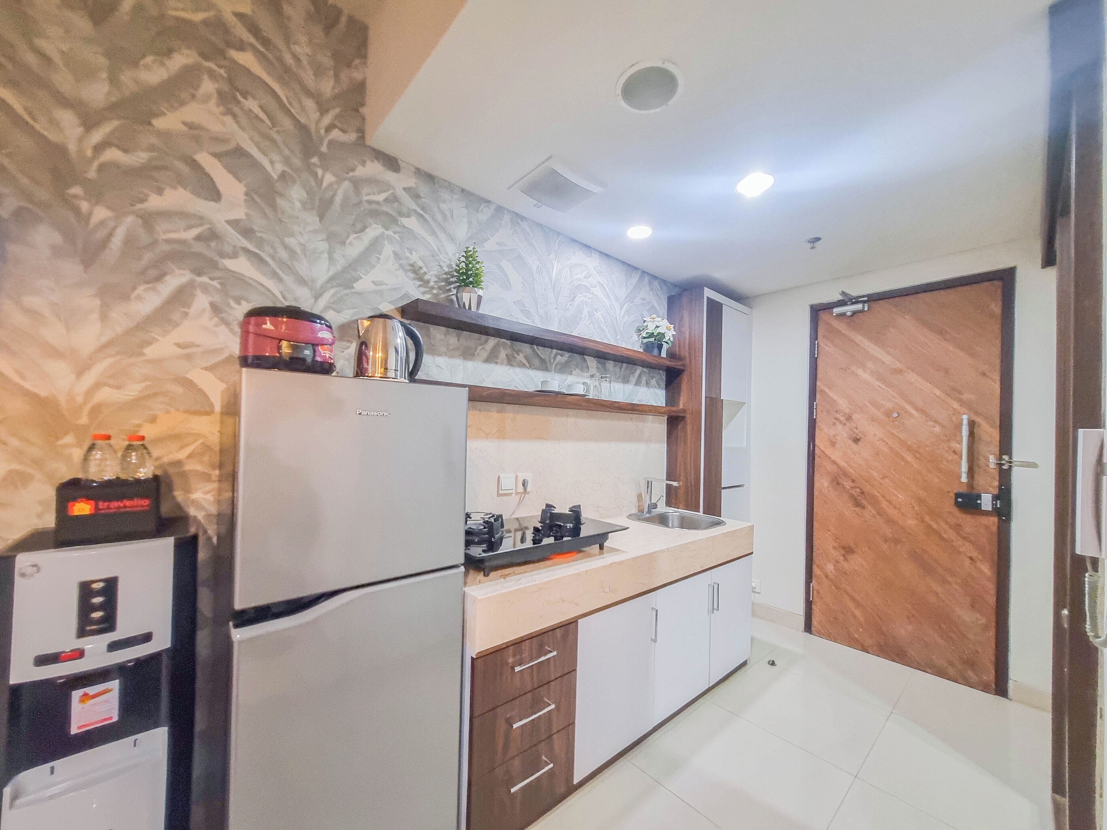Deluxe Apartment | Private kitchen | Full-sized fridge, stovetop, dining tables