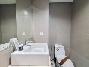 Deluxe Studio | Bathroom | Shower, towels - Good And Cozy Studio At Patraland Amarta Apartment (Ngaglik)