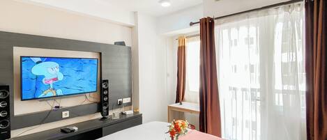 Deluxe Studio | Desk, free WiFi