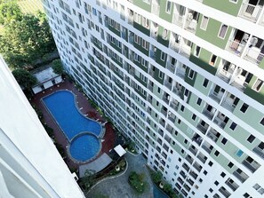 สระว่ายน้ำกลางแจ้ง