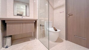 Deluxe Apartment | Bathroom | Shower, free toiletries, towels, toilet paper - Modern Designed 2Br At 31 Sudirman Makassar Apartment (Makassar)