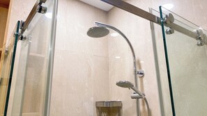 豪華公寓 | 浴室 | 淋浴設備、毛巾