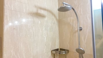 Deluxe Apartment | Bathroom | Shower, towels