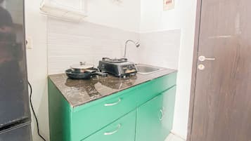 Deluxe Apartment | Private kitchen | Full-size fridge, stovetop, dining tables
