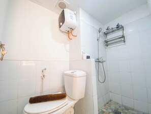 Deluxe Apartment | Bathroom | Shower, towels - Simply 2Br At Jarrdin Cihampelas Apartment (Bandung)