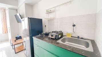 Deluxe Apartment | Private kitchen | Full-size fridge, stovetop, dining tables
