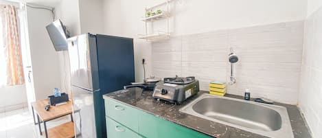 Departamento Deluxe | Cocina privada | Refrigerador con congelador, parrilla de estufa y comedor