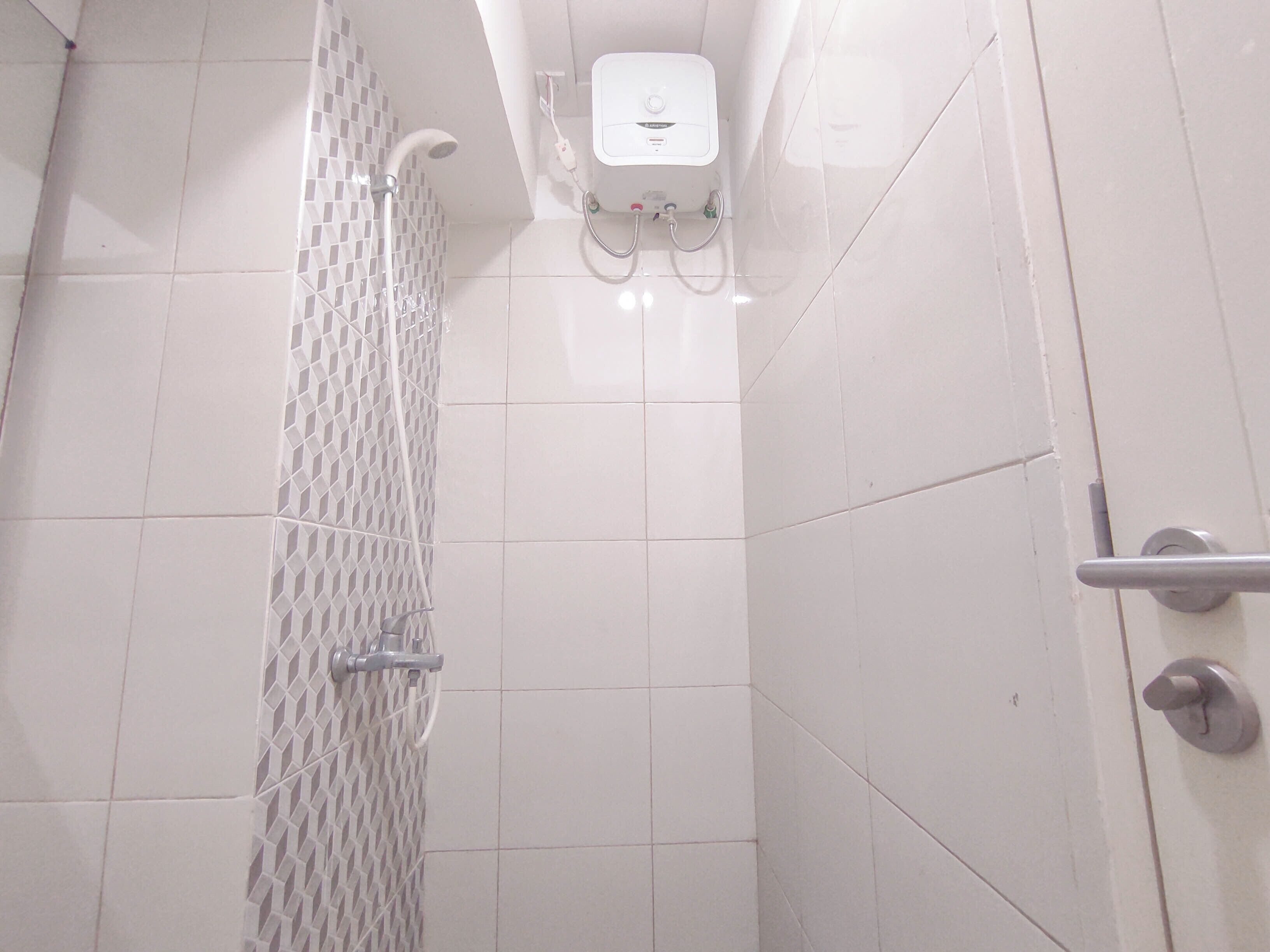 Studio Deluks | Kamar mandi | Shower dan handuk