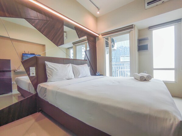 Desk, free WiFi - Simple And Restful Studio At Tanglin Supermall Mansion Apartment (Surabaya)