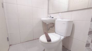 Estudio Deluxe | Baño | Ducha y toallas