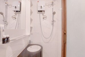 Deluxe studio | Badkamer | Een douche, handdoeken