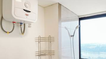 Deluxe Apartment | Bathroom | Shower, towels