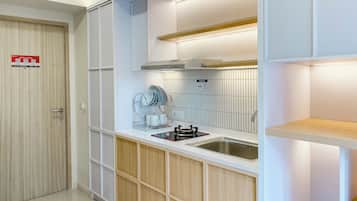 Deluxe Apartment | Private kitchen | Fridge, stovetop, dining tables