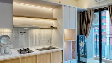 Departamento Deluxe | Cocina privada | Refrigerador, parrilla de estufa y comedor