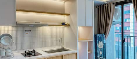Deluxe Apartment | Private kitchen | Fridge, stovetop, dining tables