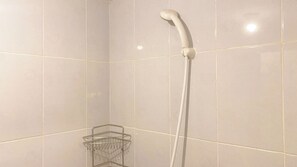 Deluxe studio | Badkamer | Een douche, handdoeken