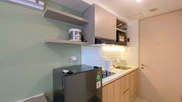 Deluxe Studio | Private kitchen | Fridge, stovetop