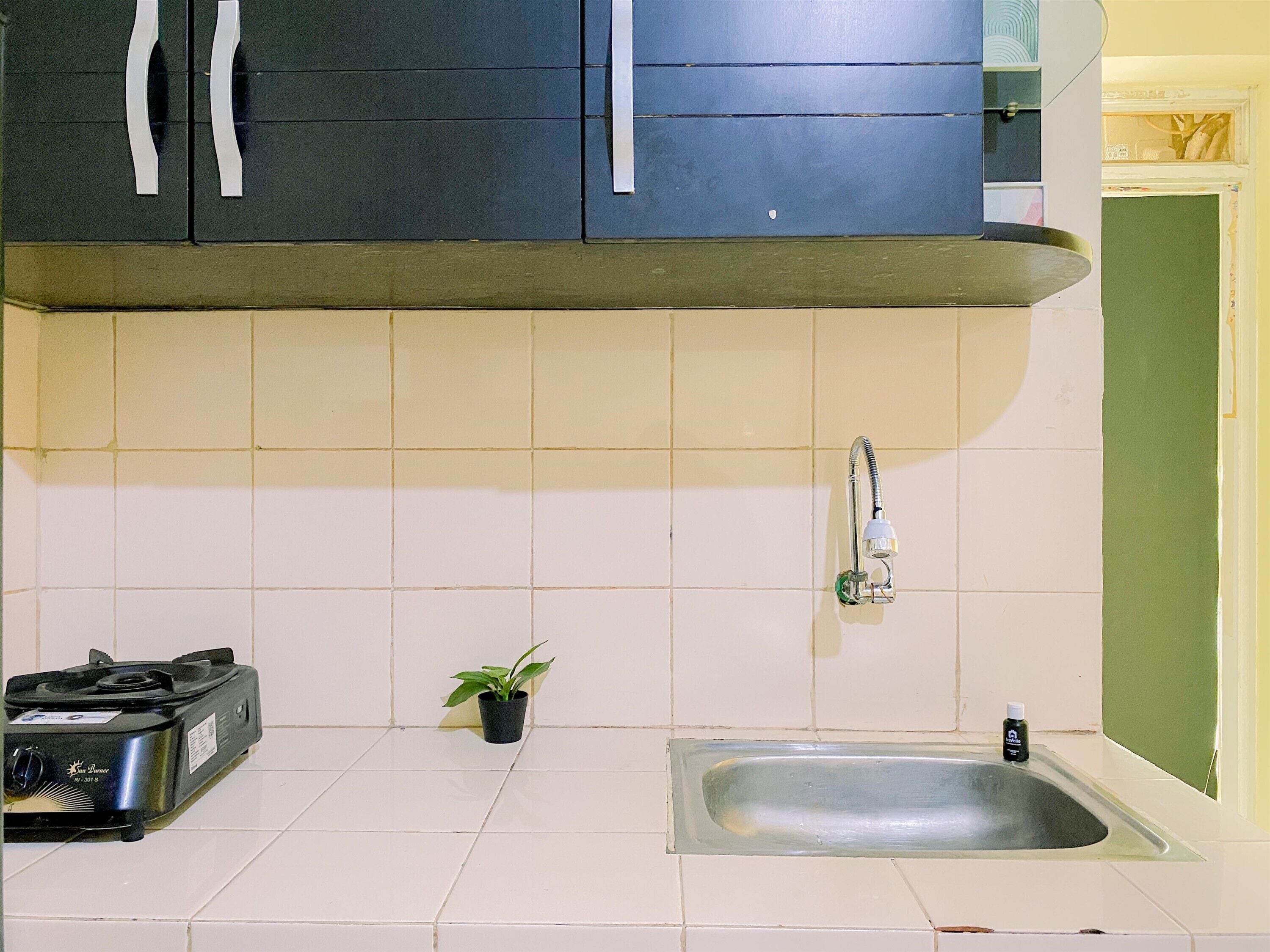 Apartemen Deluks | Dapur pribadi | Lemari es besar, kompor, dan meja makan