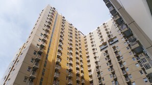Een hoog appartementencomplex met meerdere balkons en ramen.