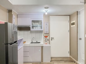 Private kitchen - Comfy And Well Furnished 2Br Springlake Summarecon Bekasi Apartment (Bekasi)