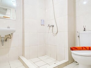 Deluxe studio | Badkamer | Een douche, handdoeken