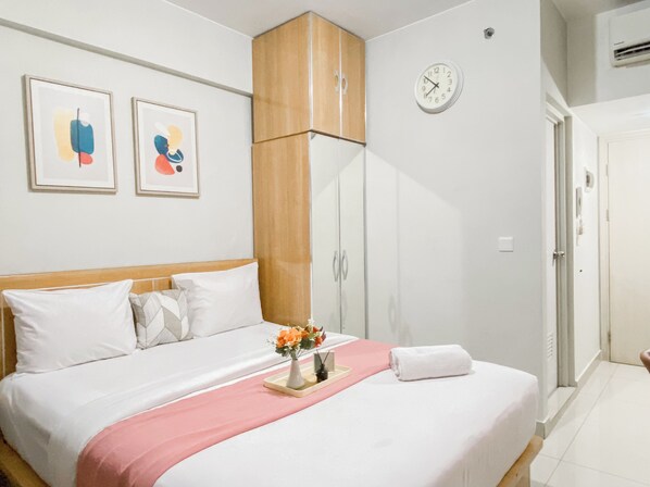 Deluxe Studio | Desk, free WiFi