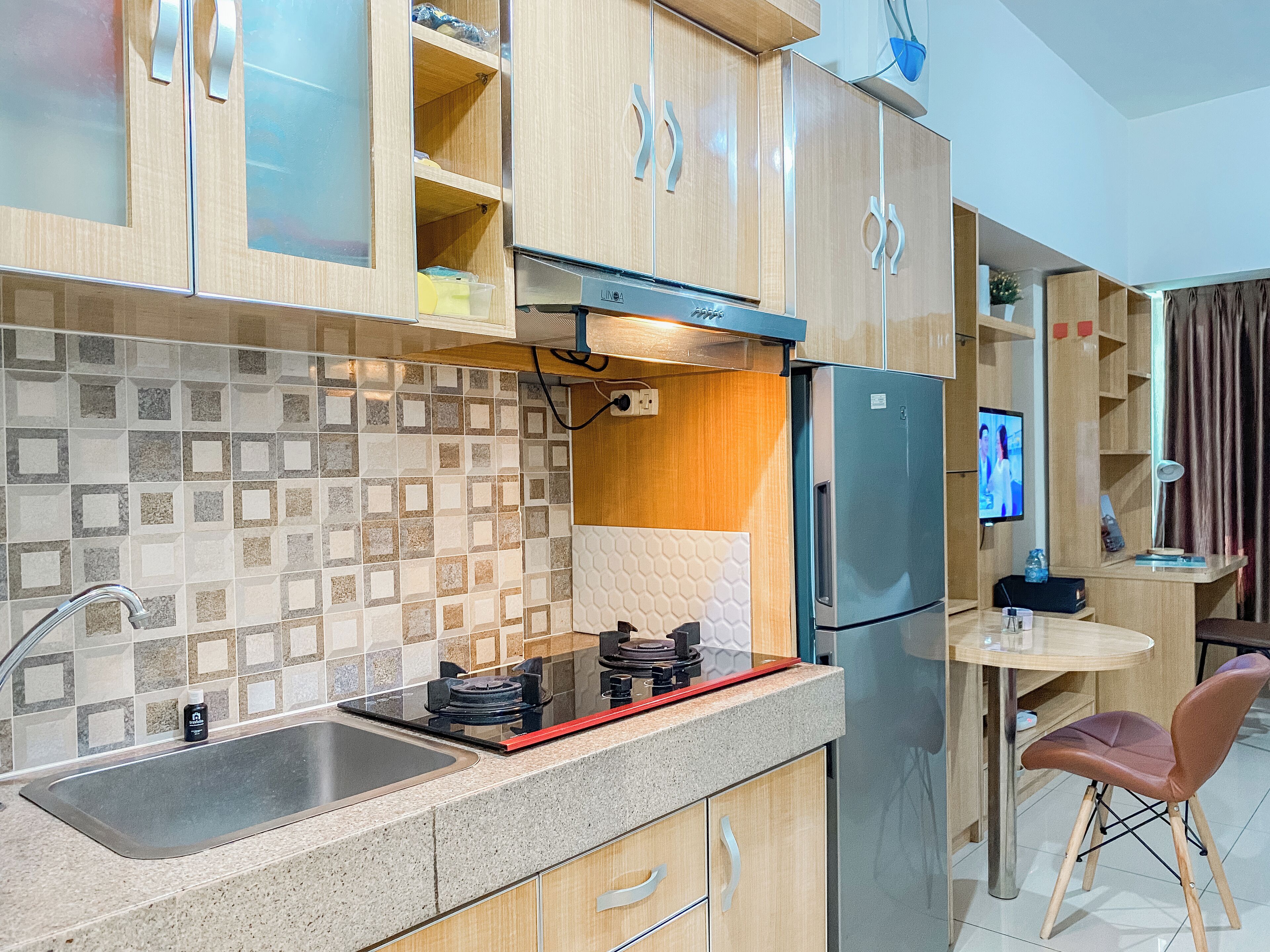 Deluxe Studio | Dapur peribadi | Peti sejuk/penyejuk beku saiz penuh, dapur 