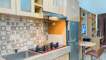 Deluxe Studio | Dapur peribadi | Peti sejuk/penyejuk beku saiz penuh, dapur