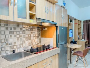 Estudio Deluxe | Cocina privada | Refrigerador con congelador y parrilla de estufa 