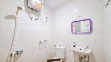 Deluxe-studiolejlighed | Badeværelse | Bruser, håndklæder